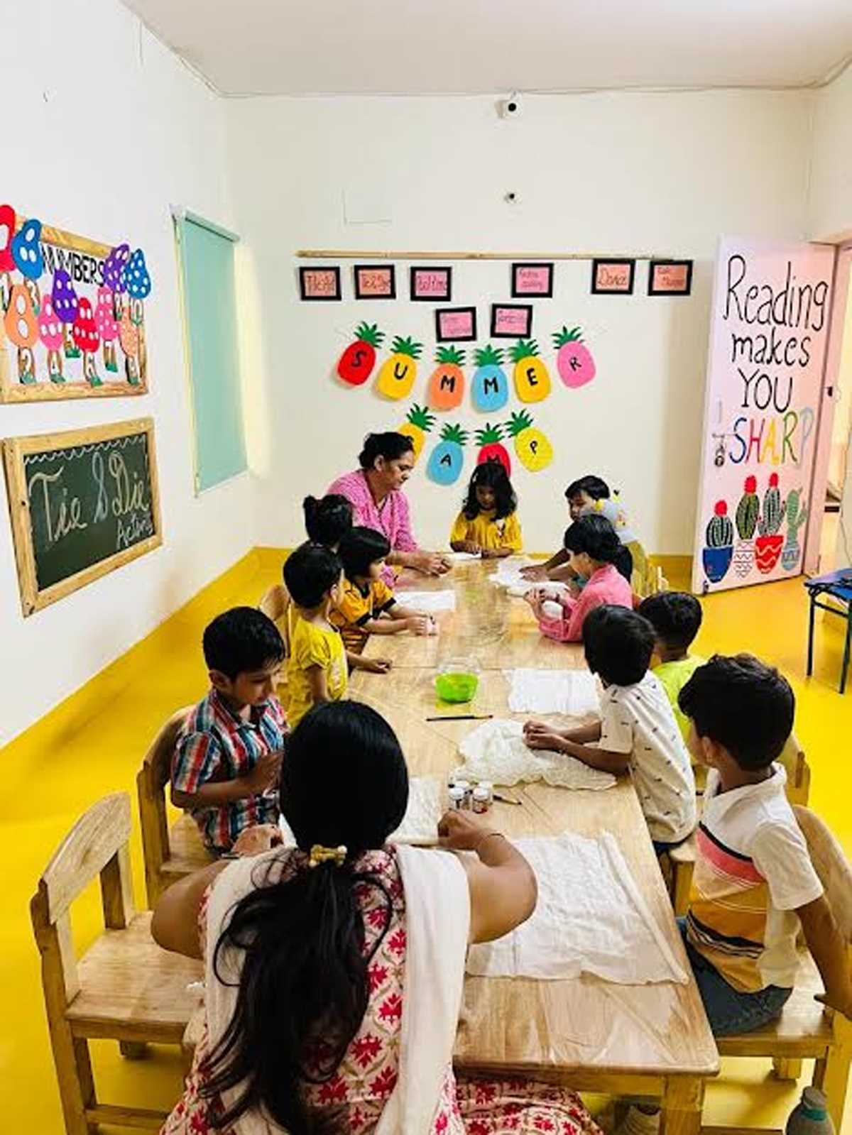 नन्हें-मुन्ने बच्चों ने समर कैंप में सीखा रचनात्मक कला